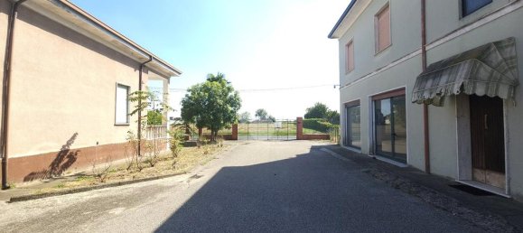 2 bedrooms House in San Martino dall'Argine, Italy No. 268809 3