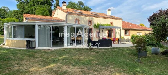  Castillos de 7 dormitorios en Yzernay, France No. 337427 3