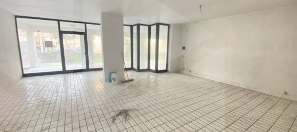 Imóvel comercial de 1 divisão em Bari, Italy N.º 33879 6