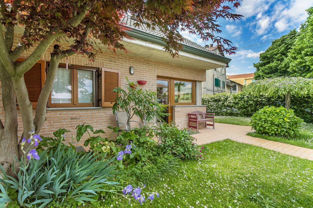 4 Schlafzimmer Villa in Cavenago di Brianza, Italy, Nr. 122233