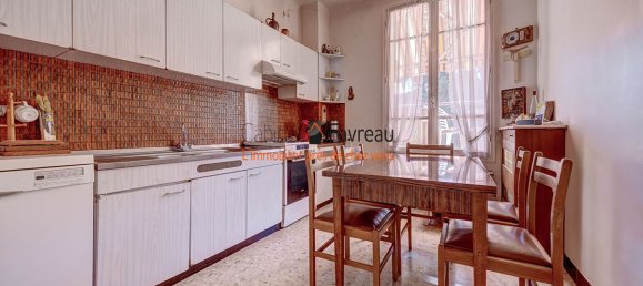 Casa de 2 dormitorios en Villejuif, France No. 165941 3