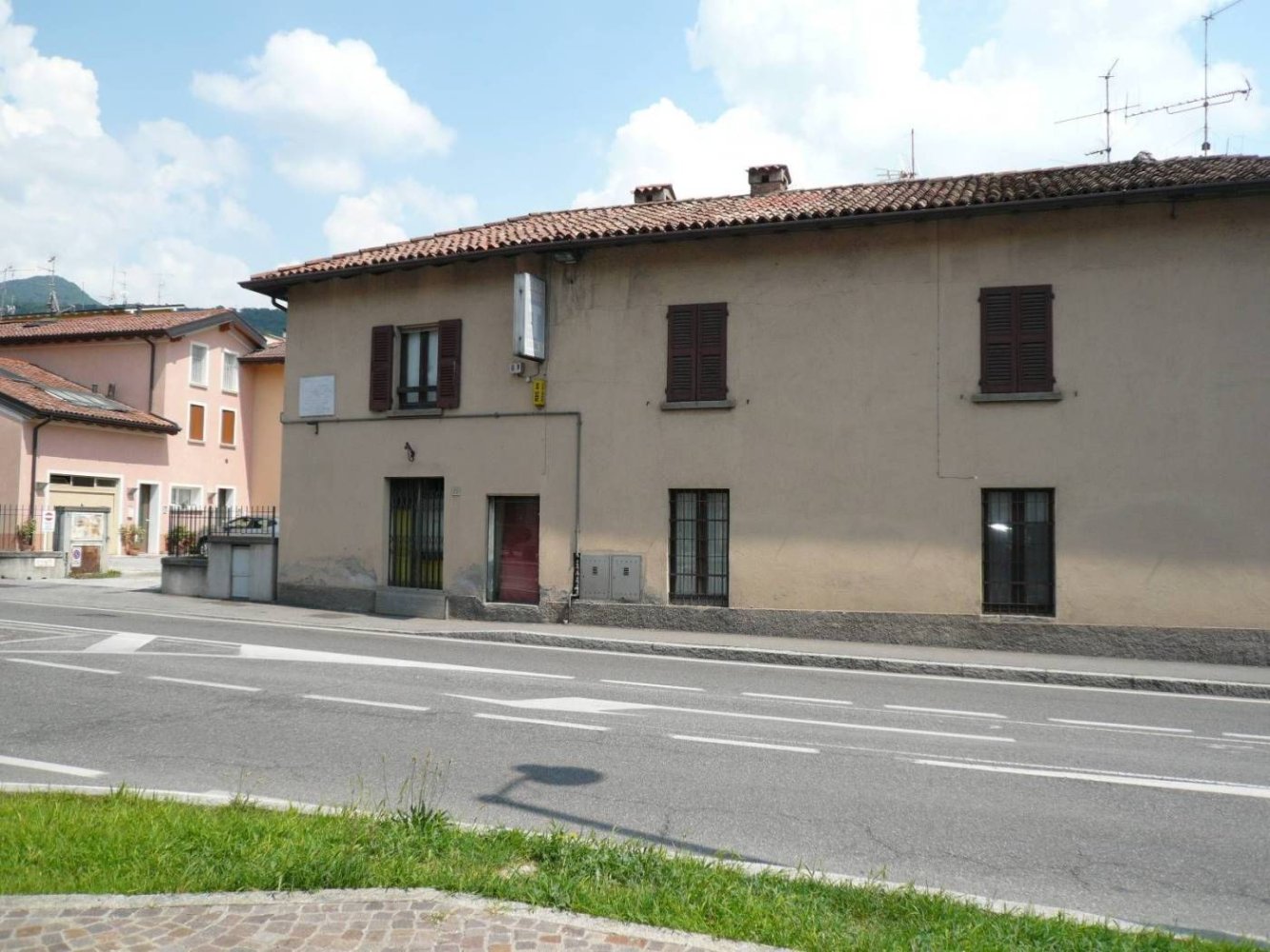 5 rooms Commercial property in Iseo, Italy No. 213806