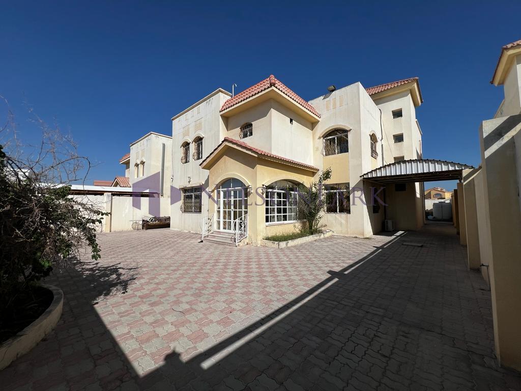Villa de 5 dormitorios en Doha, Qatar No. 896