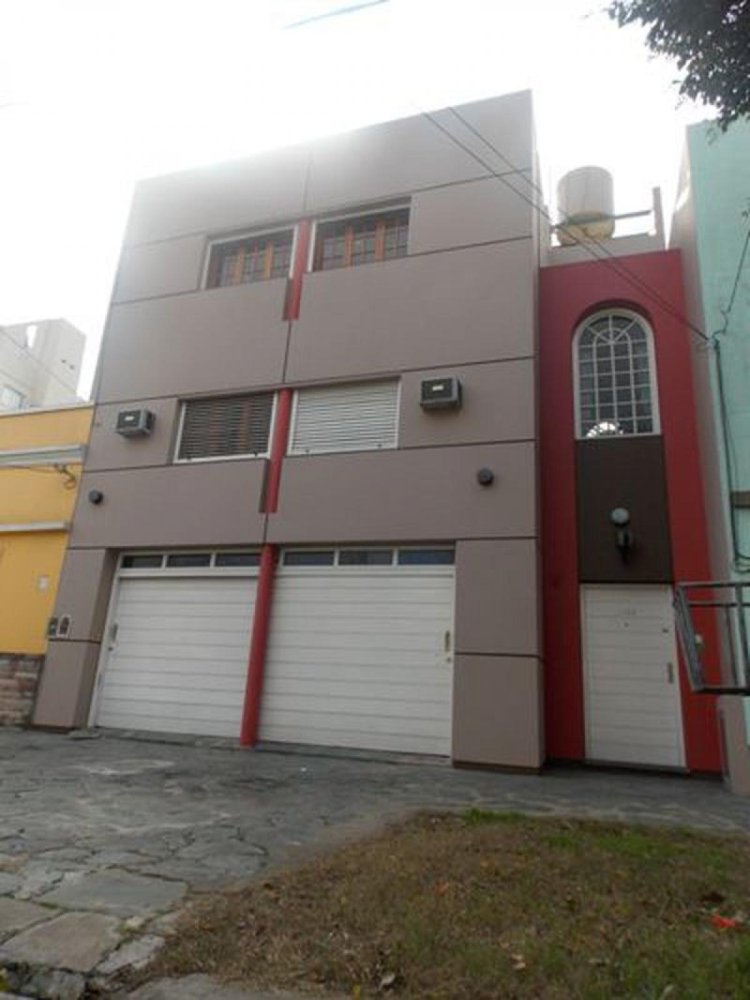 3 bedrooms House in Lanus, Argentina No. 61428