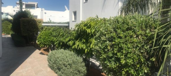 4 bedrooms Villa in Limassol, Cyprus No. 1991 11