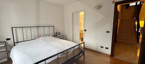 8 rooms House in Modena, Italy No. 28627 10