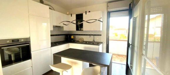 3 rooms Apartment in Carrara, Italy No. 31108 3