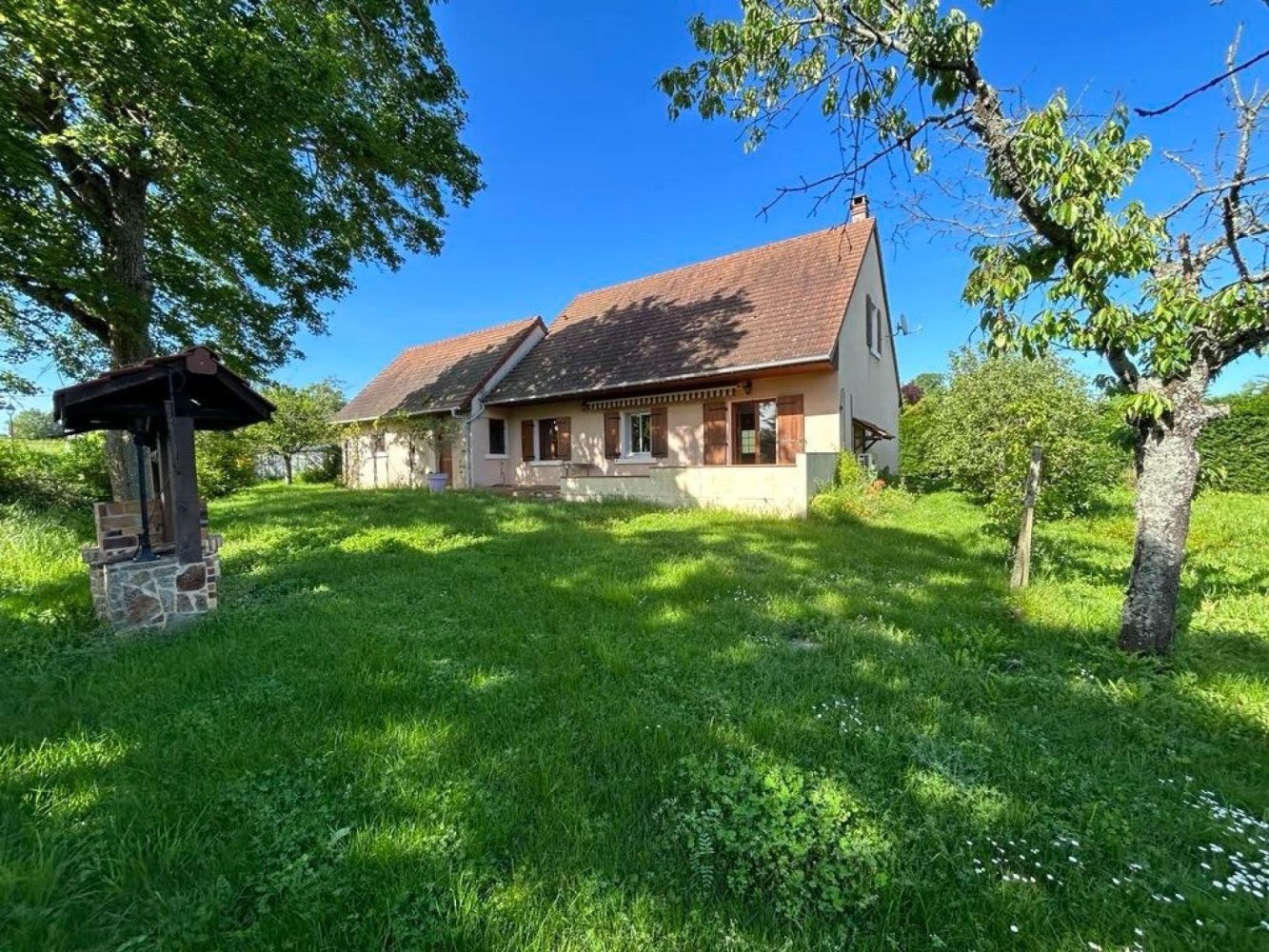 Casa de 3 dormitorios en Saint-Chartier, France No. 230400