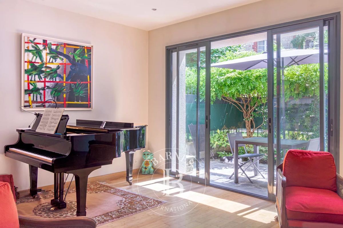 3 bedrooms Apartment in Paris, France No. 125406