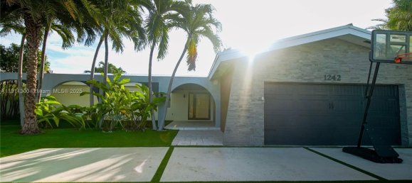 3 dormitorios villa en venta en Miami, Miami-Dade, Florida, USA № 614226 2