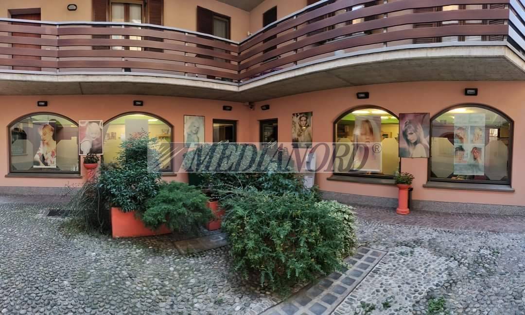 Propiedad comercial de 2 habitaciónes en Alzano Lombardo, Italy No. 135319