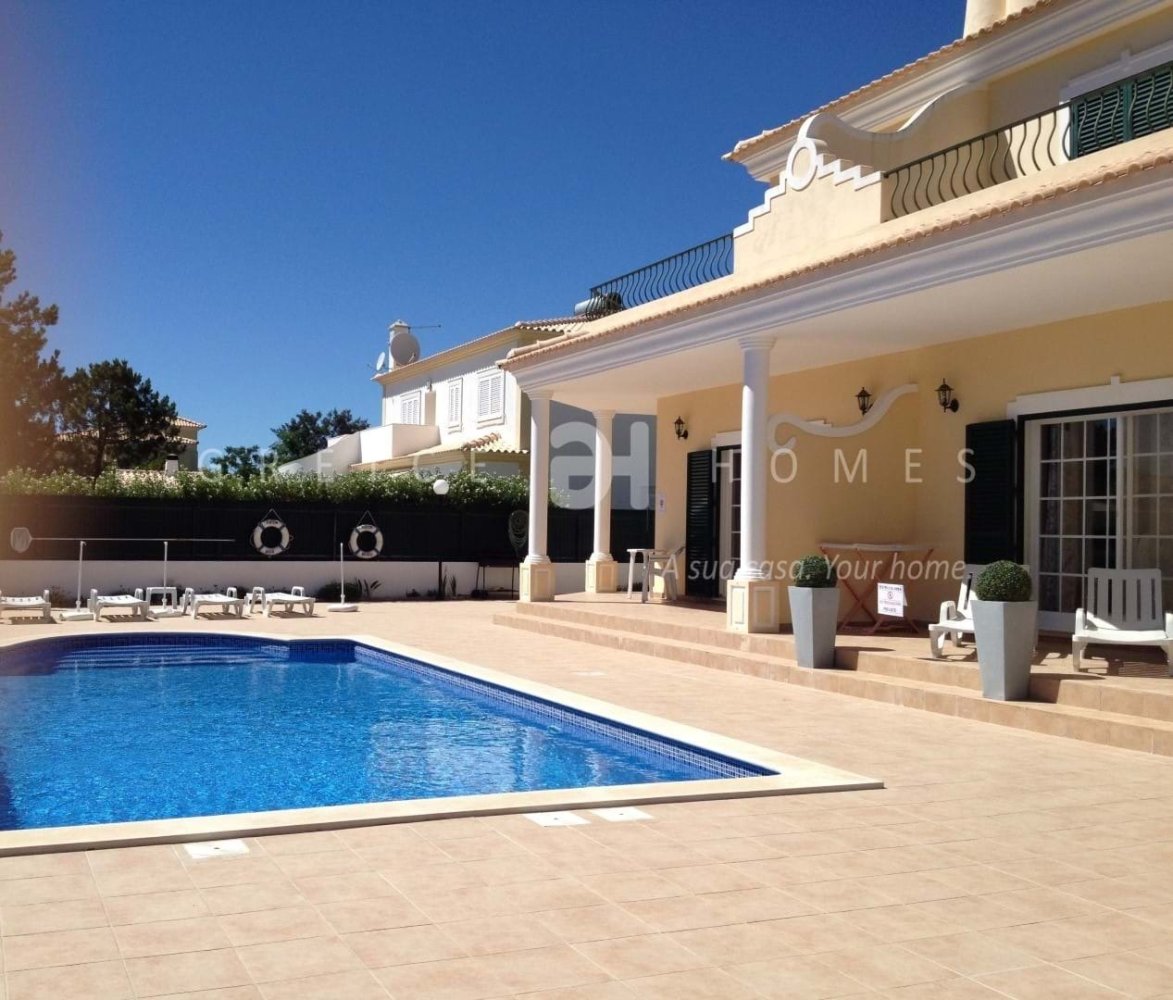 6 bedrooms Villa in Quarteira, Portugal No. 15991
