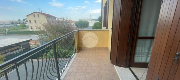 2-salle Appartement à Mantua, Italy No. 270309 5