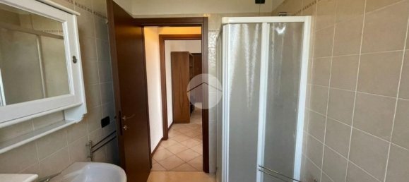 2-salle Appartement à Mantua, Italy No. 270309 10