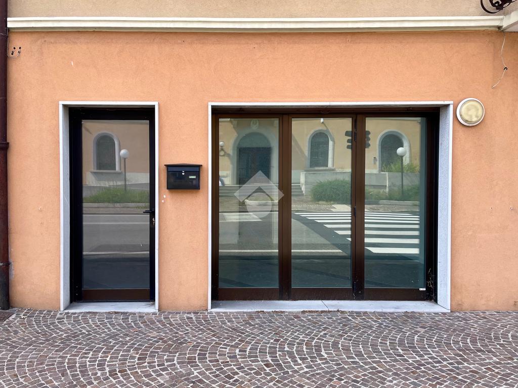 Propiedad comercial de 2 habitaciónes en Udine, Italy No. 271776