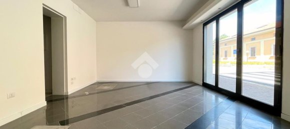 Propiedad comercial de 2 habitaciónes en Udine, Italy No. 271776 3