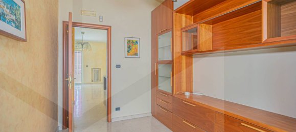 Квартира с 3 комнатами в Бари, Италия № 209325 8