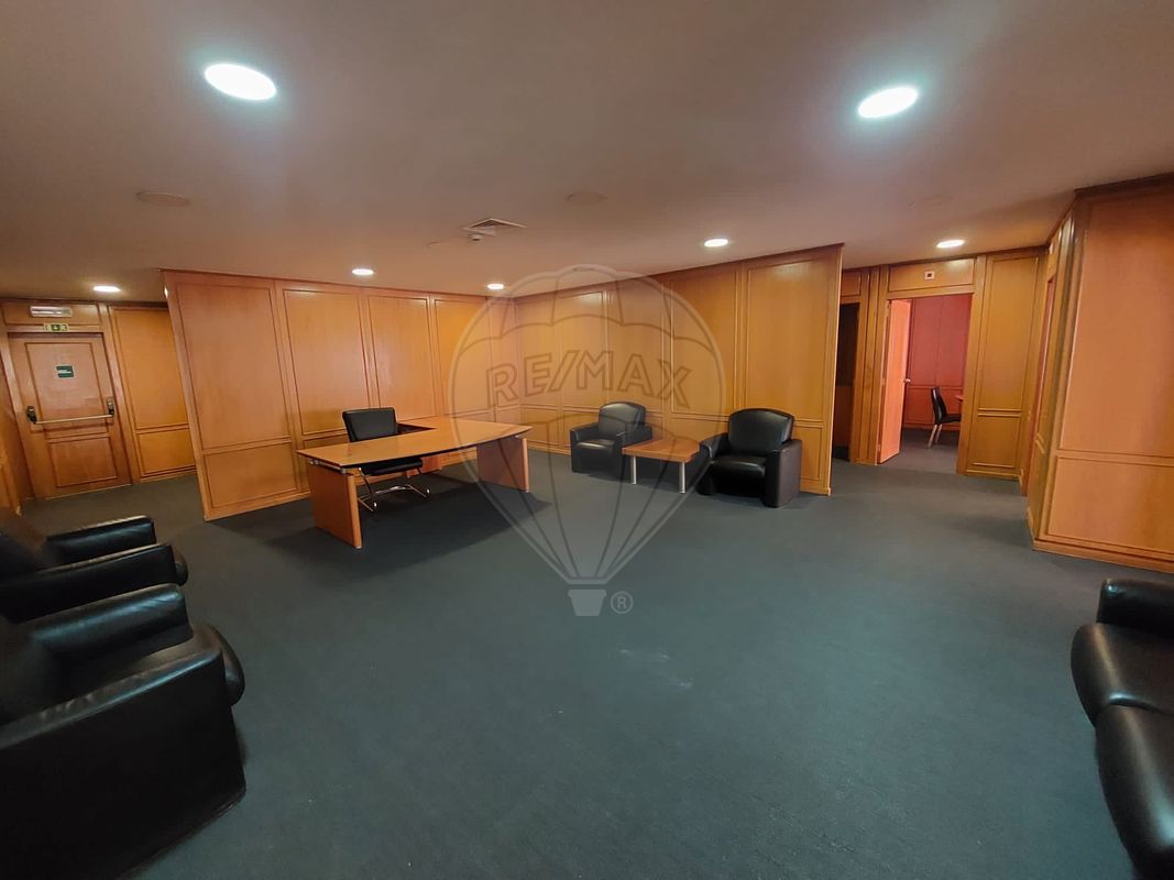 268m² Office in Lisbon, Portugal No. 181326