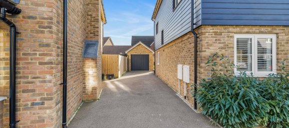 4 bedrooms House in Horley, United Kingdom No. 1001 52