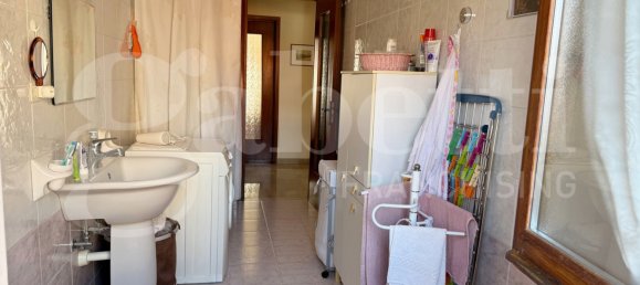 Квартира с 2 спальнями в Бра, Италия № 266807 16