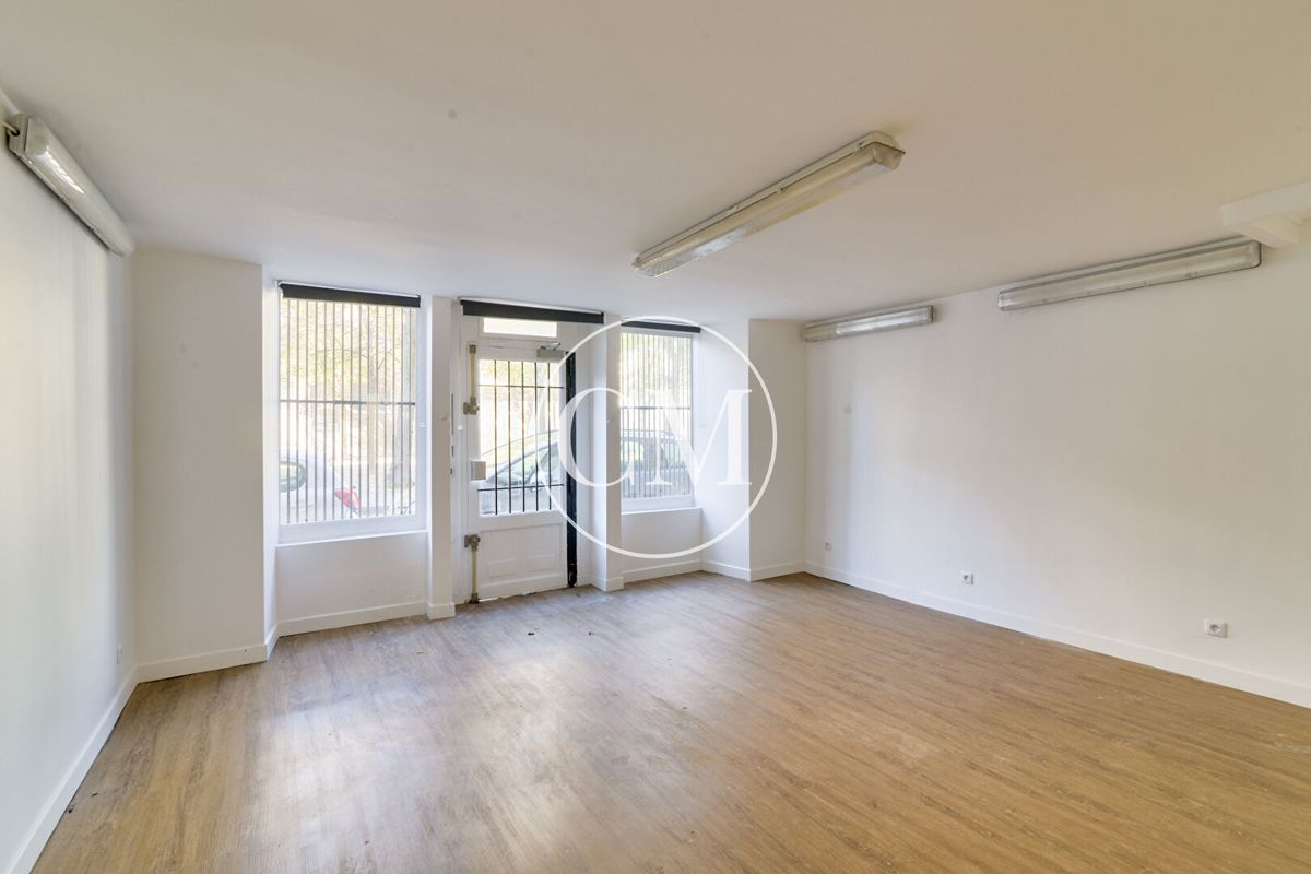 42m² Commercial property in Versailles, France No. 149875