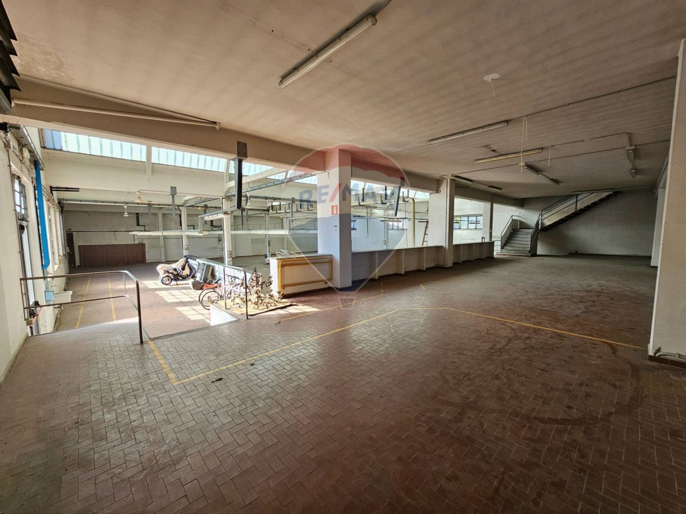 900m² Warehouse in Parabiago, Italy No. 265350