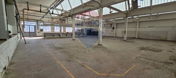 900m² Warehouse in Parabiago, Italy No. 265350 3