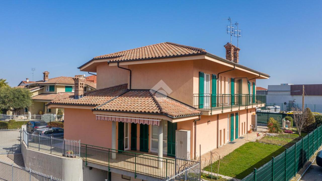 Villa de 6 habitaciónes en Verzuolo, Italy No. 34131