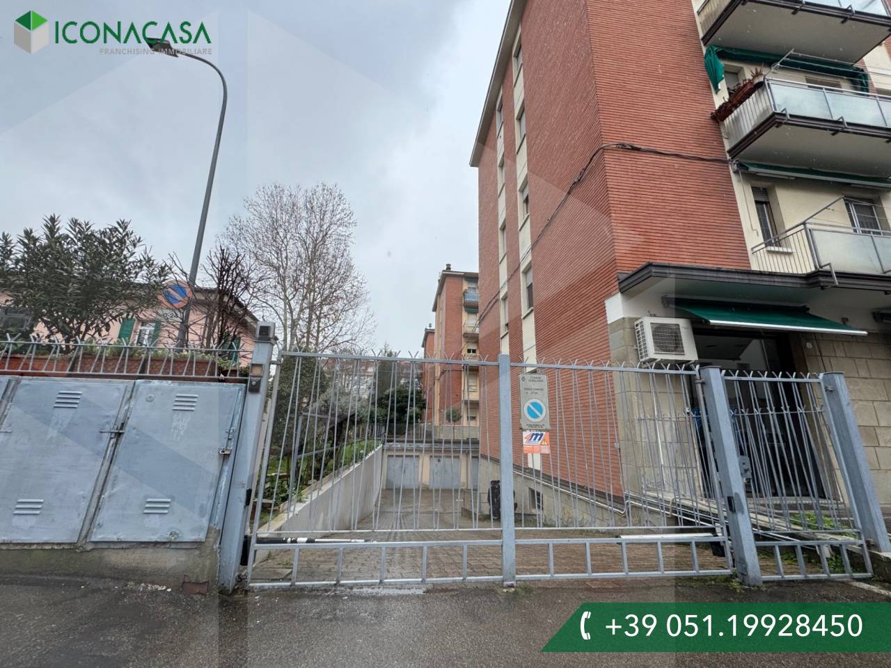  Garage in Bologna, Italy No. 22963