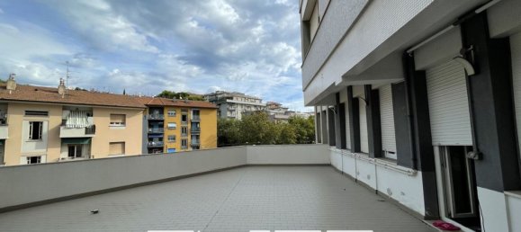 3 rooms Apartment in Ancona, Italy No. 229936 2