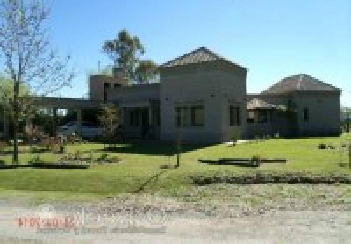 3 bedrooms House in Berazategui, Argentina No. 51778