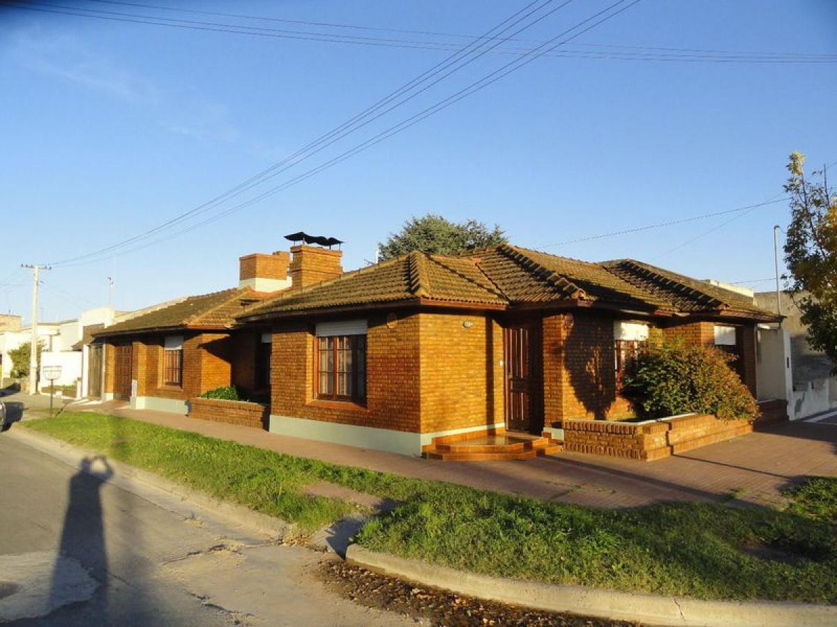 Casa de 3 dormitorios en Buenos Aires, Argentina No. 81027