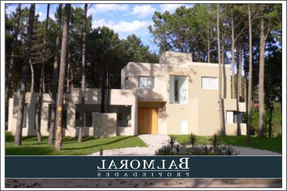 4 bedrooms House in Mar del Plata, Argentina No. 83293