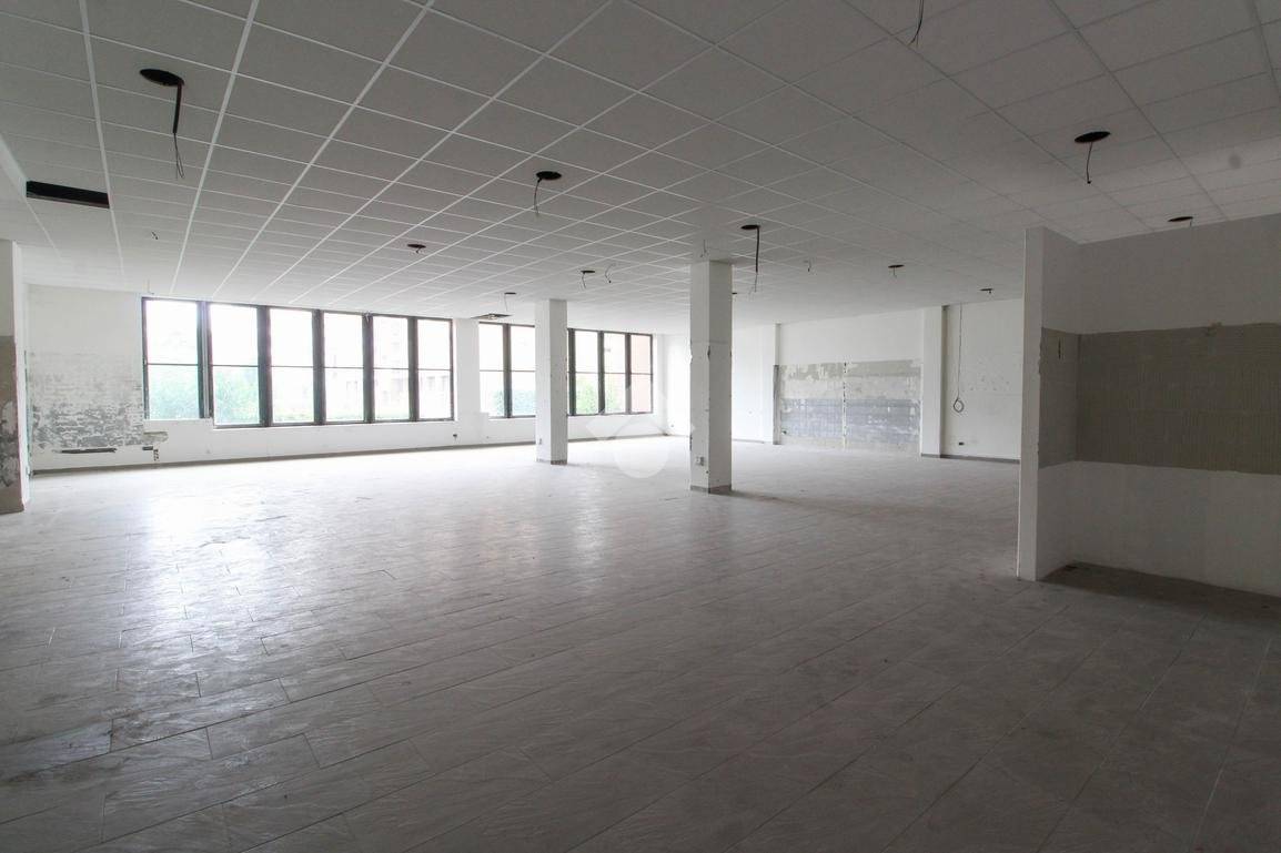 Коммерческая недвижимость с 5 комнатами в Сан Джулиано Миланезе, Италия № 232065