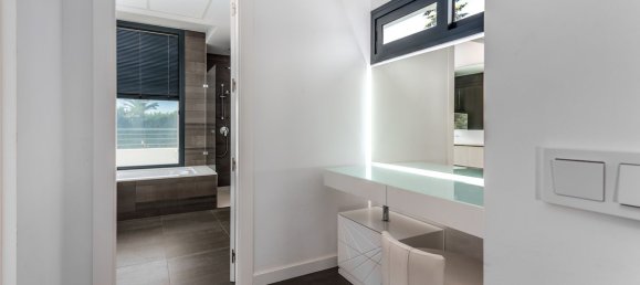 4 bedrooms Villa in Estepona, Spain No. 121171 36