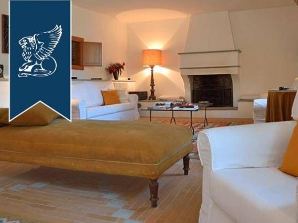 Дом с 9 комнатами в Урбино, Италия № 54996