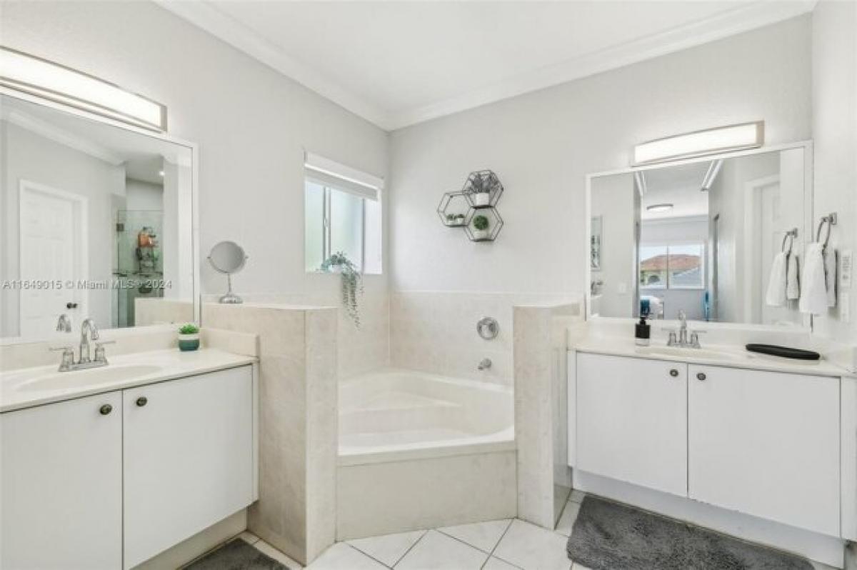 6 bedrooms House in Miami, USA No. 285914