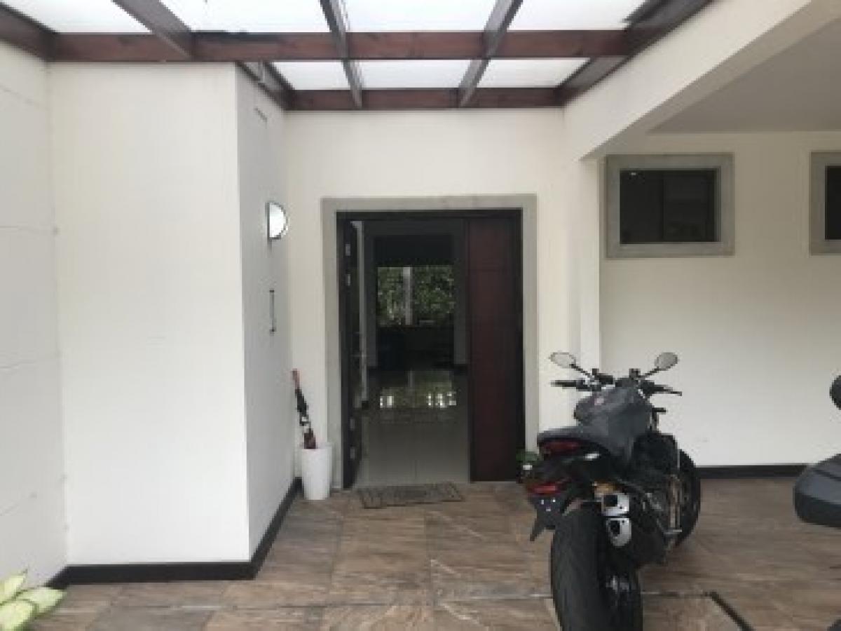 Casa de 3 dormitorios en Santa Ana, Costa Rica No. 819