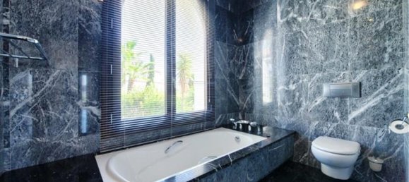 5 bedrooms Villa in Malaga, Spain No. 22685 16