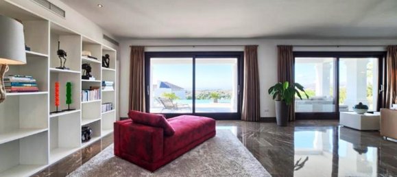 5 bedrooms Villa in Malaga, Spain No. 22685 10