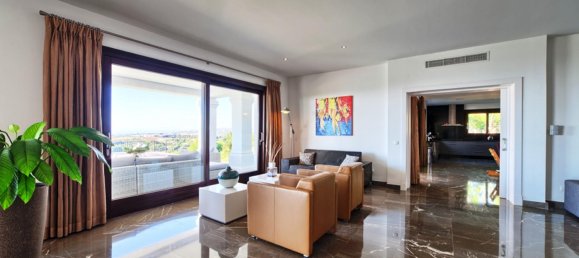 5 bedrooms Villa in Malaga, Spain No. 22685 11