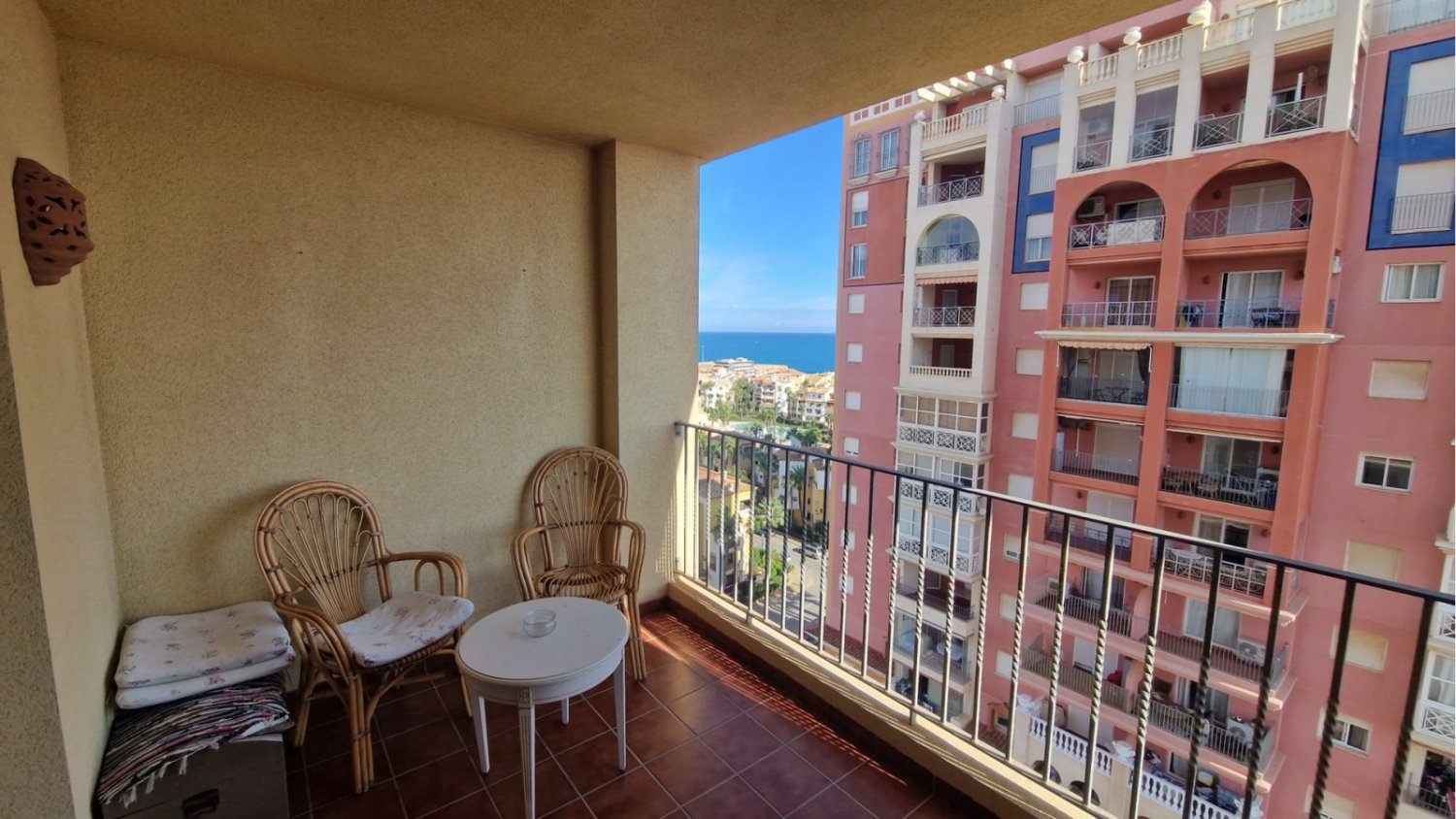 Apartamento de 2 dormitorios en Torrevieja, Spain No. 286227