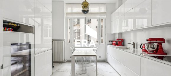 4 bedrooms Apartment in Paris, France No. 182908 5