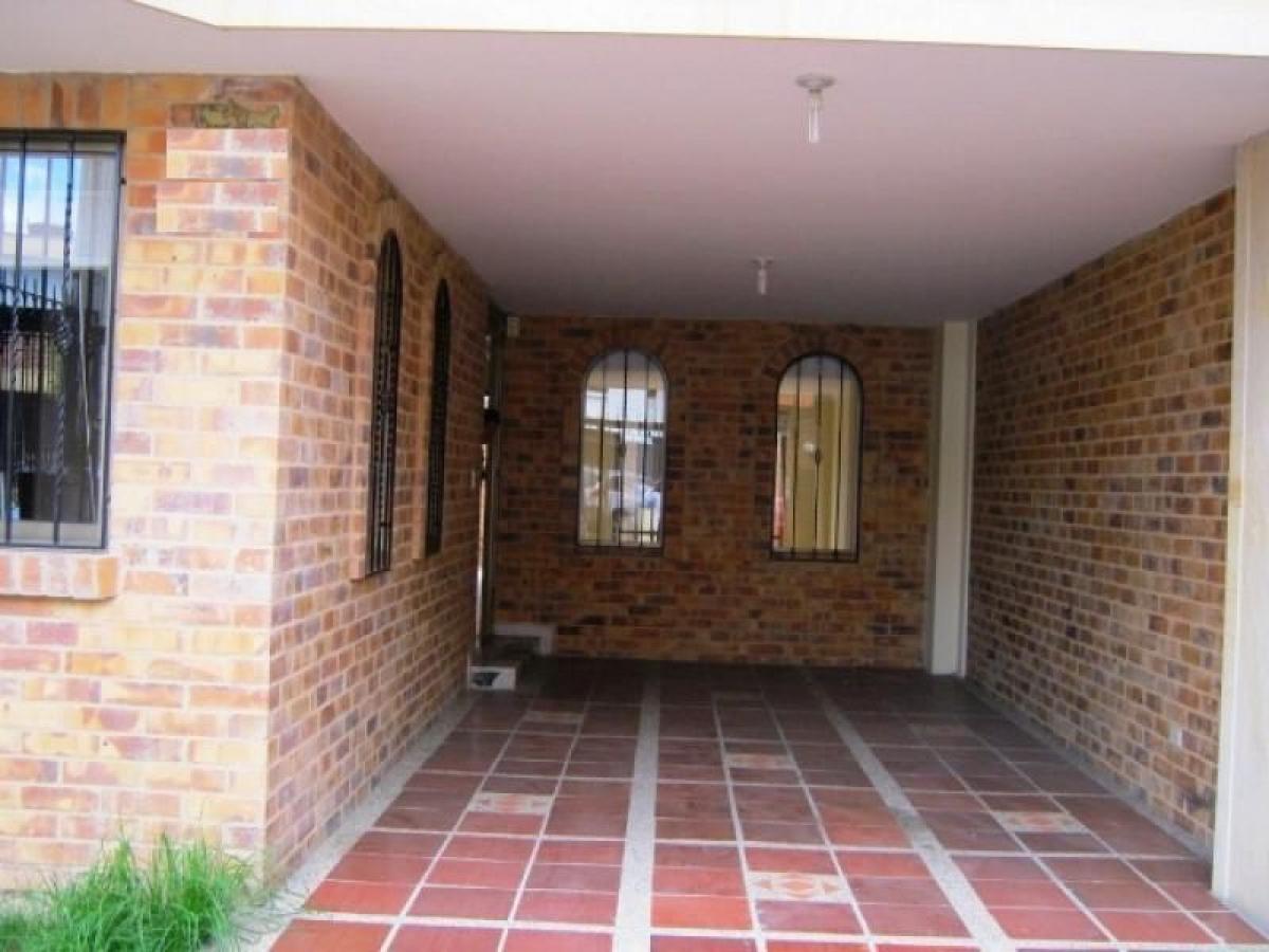 Casa de 3 dormitorios en Bogotá, Colombia No. 11972