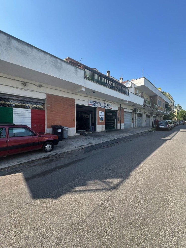 100m² Commercial property in Guidonia Montecelio, Italy No. 310604