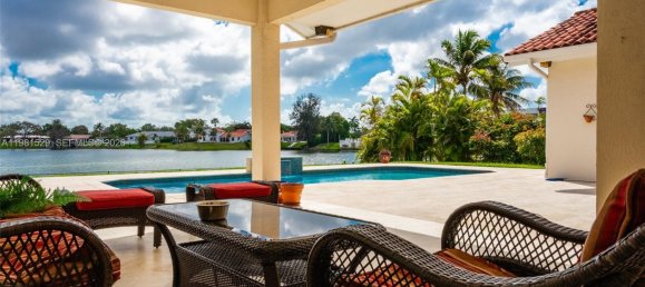 5 dormitorios villa en venta en Miami, Miami-Dade, Florida, USA № 615766 4