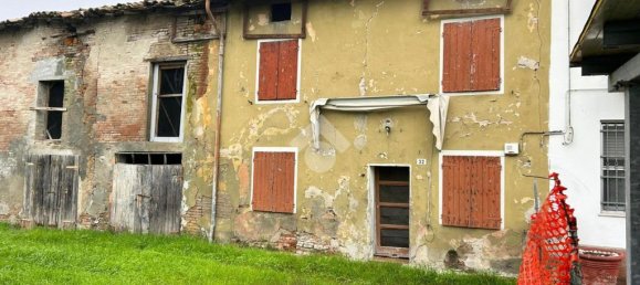 3 bedrooms House in Fontevivo, Italy No. 21057 2