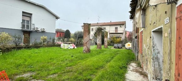 3 bedrooms House in Fontevivo, Italy No. 21057 3