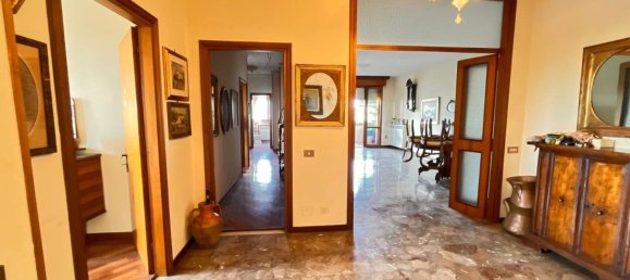 5 bedrooms Apartment in Modena, Italy No. 327807 9