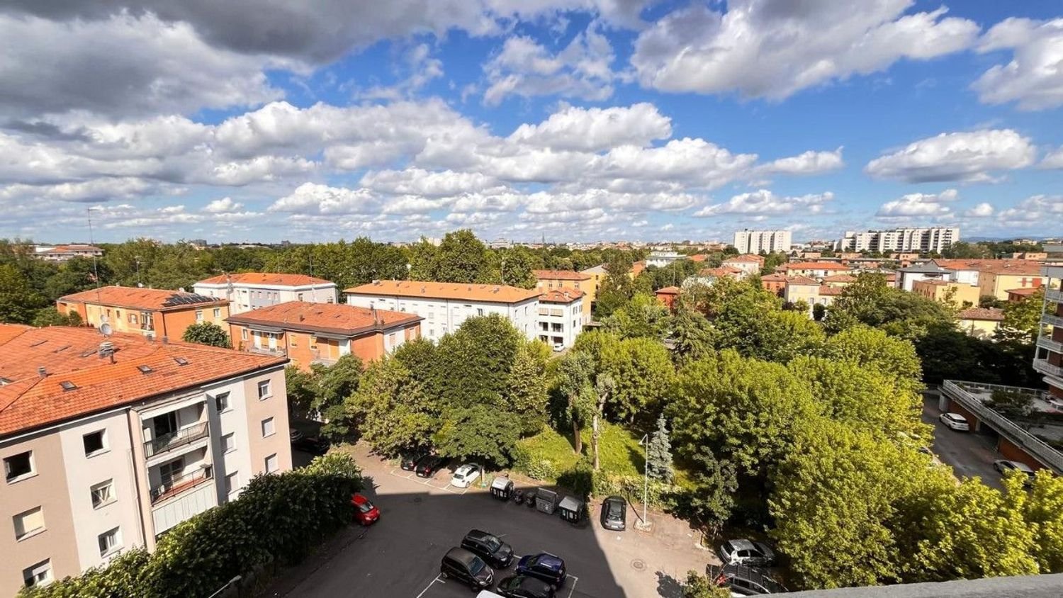 5 bedrooms Apartment in Modena, Italy No. 327807